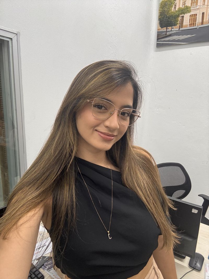 Juliana con gafas en su escritorio de trabajo